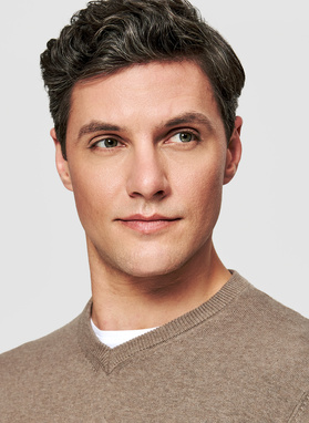 Beżowy męski sweter w serek 