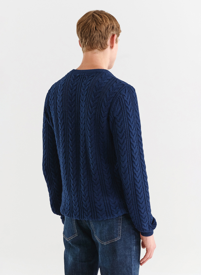Granatowy sweter męski o warkoczowym splocie