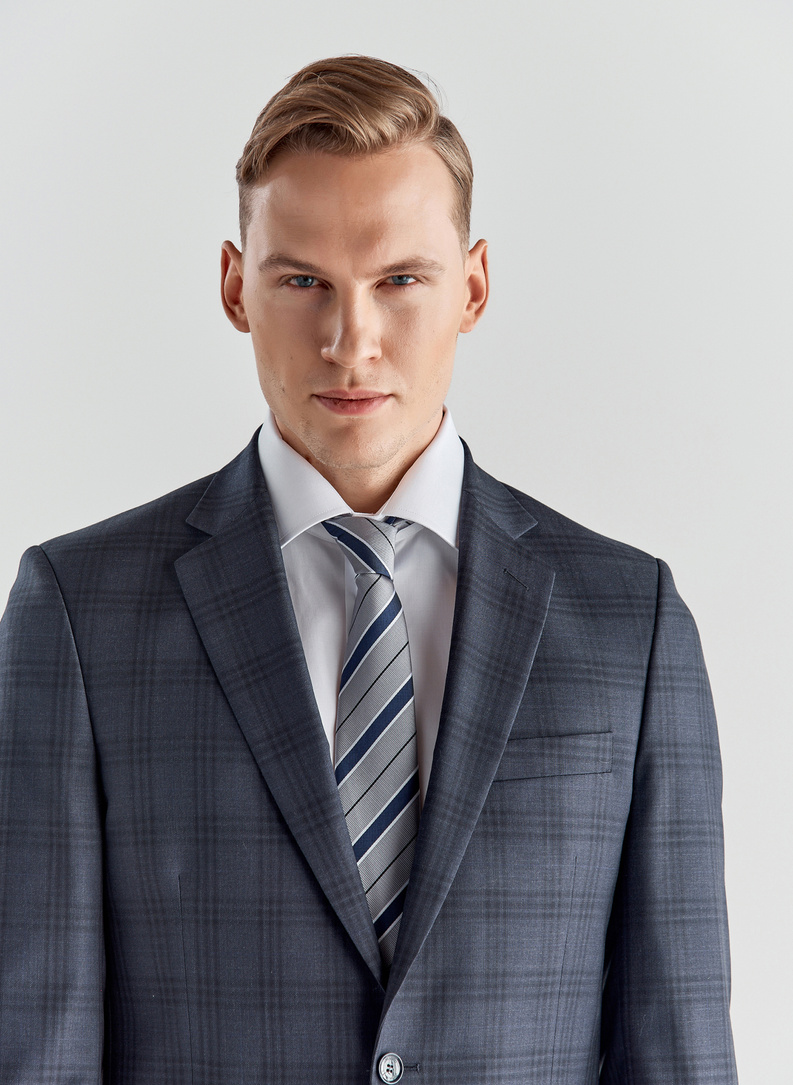 Wełniany granatowy garnitur w kratkę