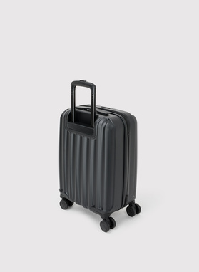 Kabinowa czarna walizka ze żłobieniami