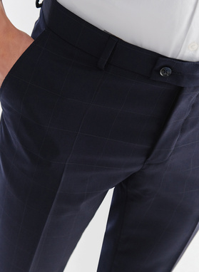 Granatowy wełniany garnitur w kratę