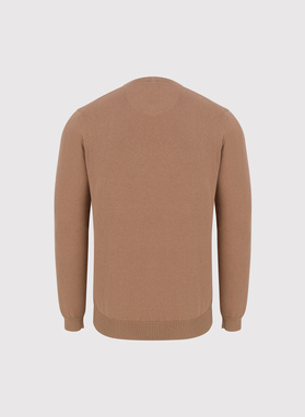 Kamelowy sweter męski w serek