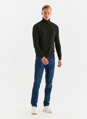 Sweter z golfem w kolorze zielonym
