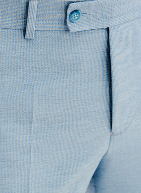 Niebieski garnitur męski