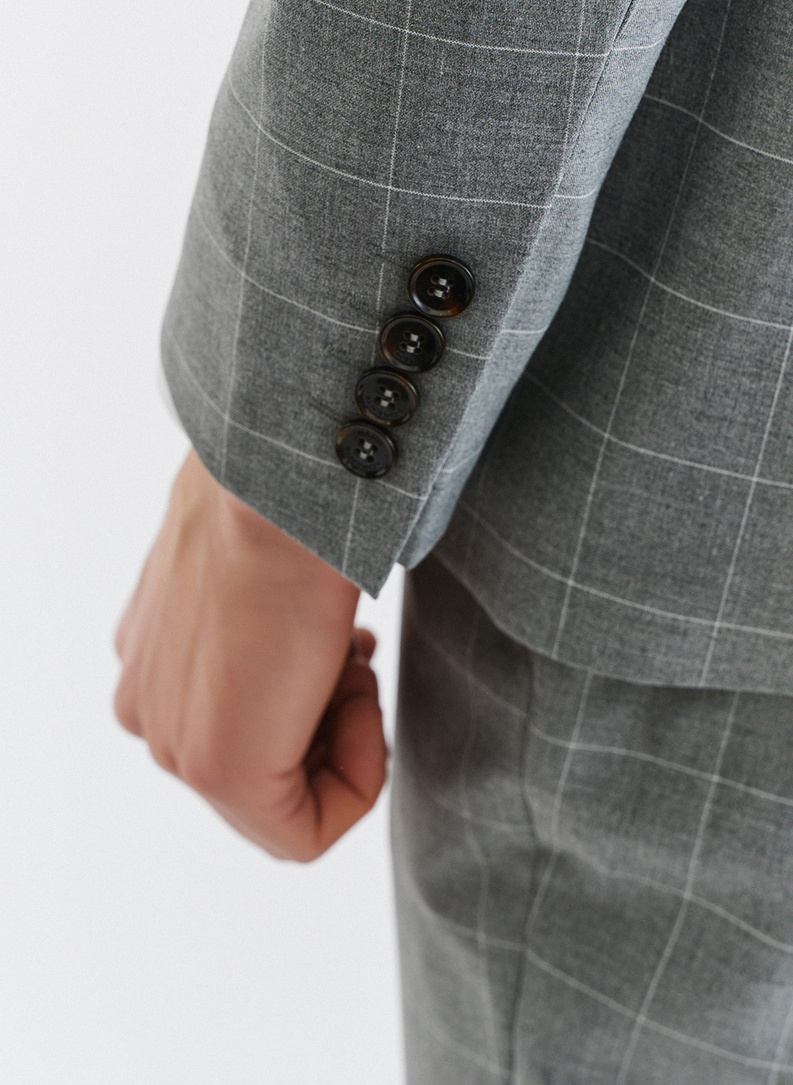 Szary garnitur męski z wełny