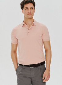 Różowy dzianinowy t-shirt polo