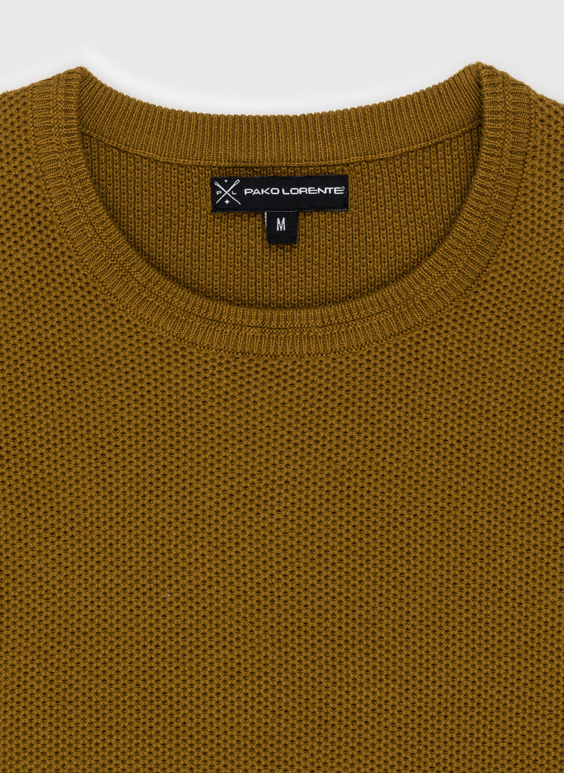 Musztardowy sweter męski z okrągłym dekoltem