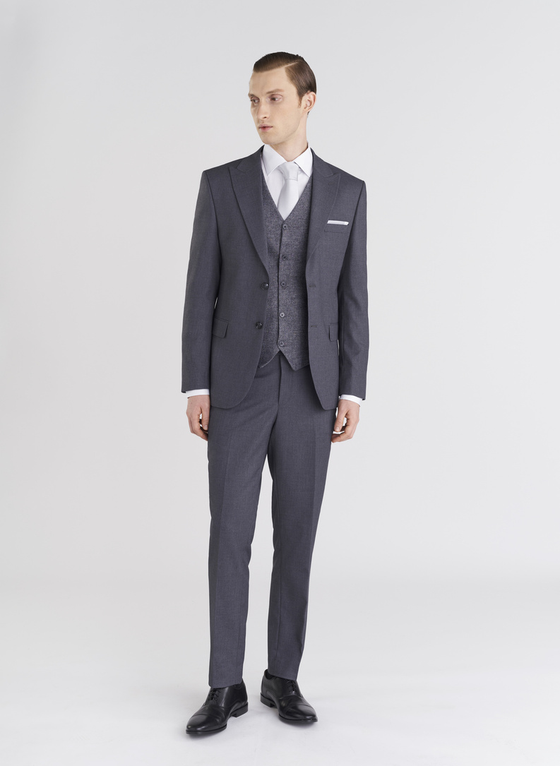 Elegancki szary garnitur męski