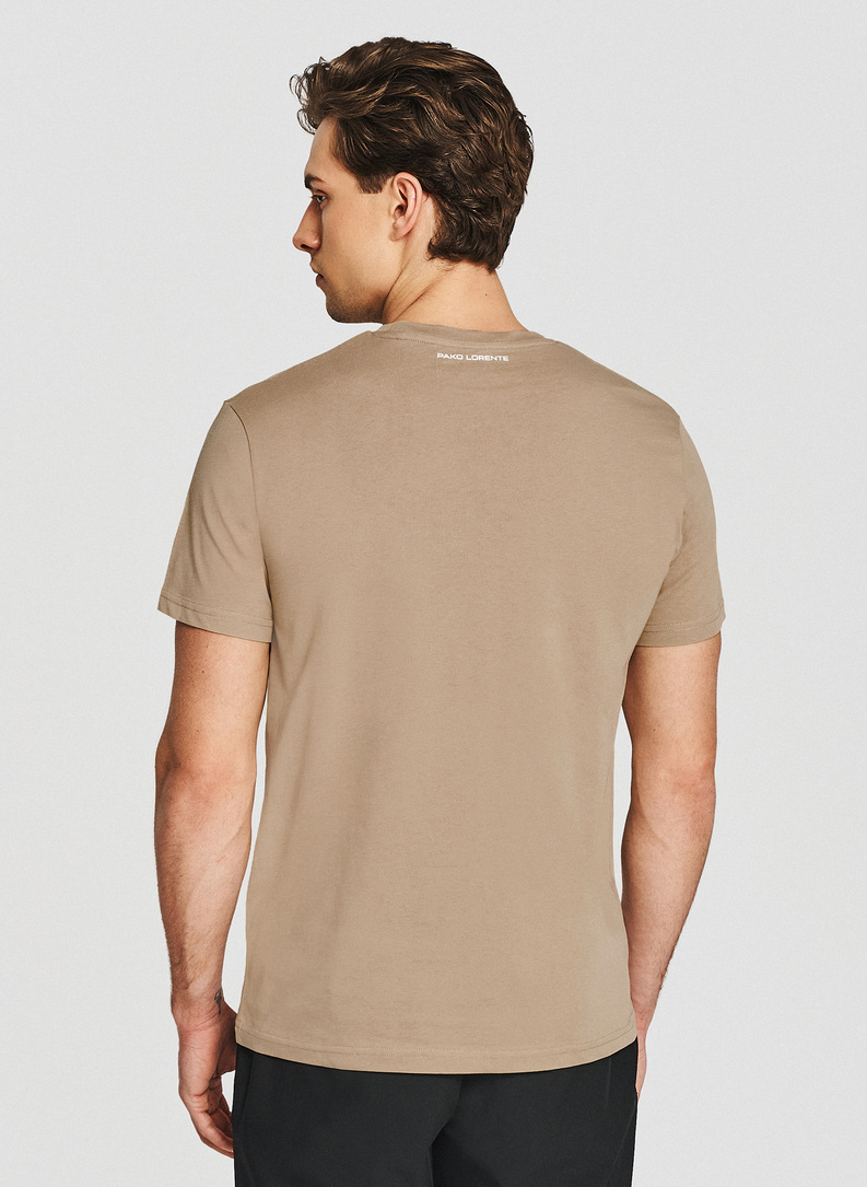 Beżowy bawełniany t-shirt z kieszonką