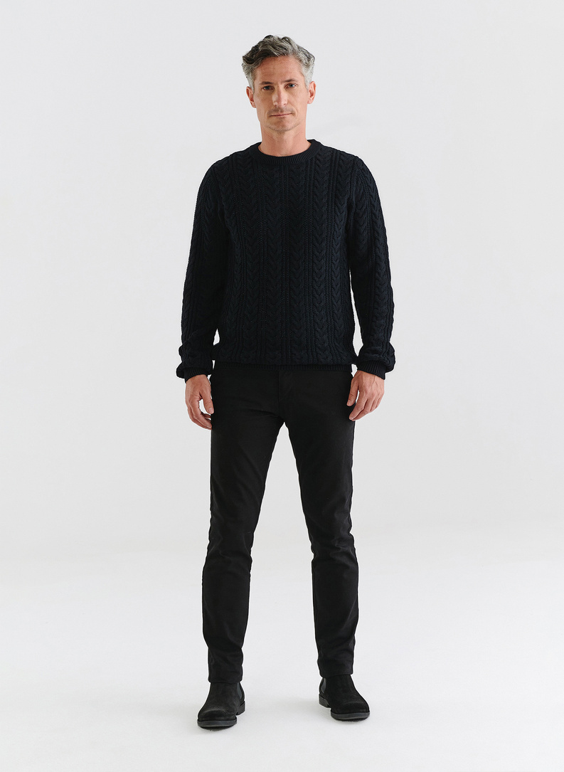 Czarny sweter męski o warkoczowym splocie