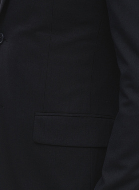 Granatowa marynarka garniturowa