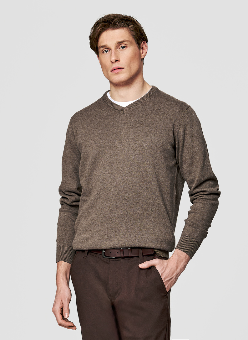 Brązowy męski sweter z dekoltem w serek 