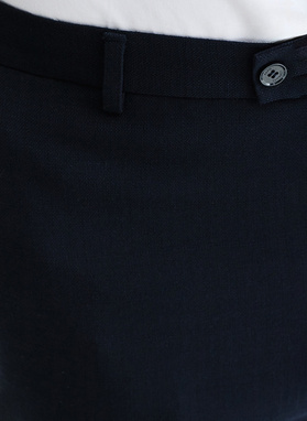 Granatowy garnitur męski