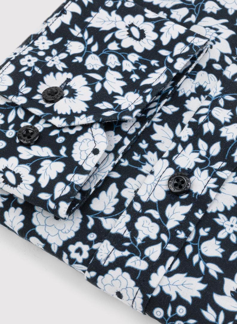 Czarna koszula w białe kwiaty