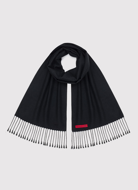 Szalik z frędzlami w kolorze czarnym 