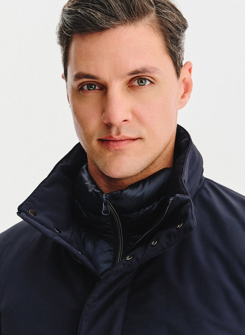 Granatowa kurtka z odpinanym kołnierzem