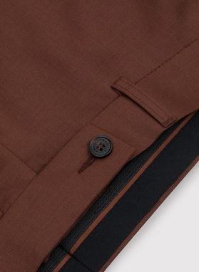 Gładki brązowy garnitur męski