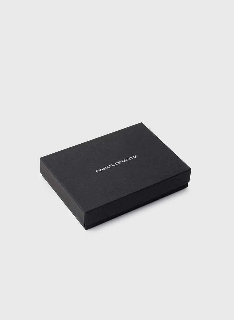 Czarne etui na karty