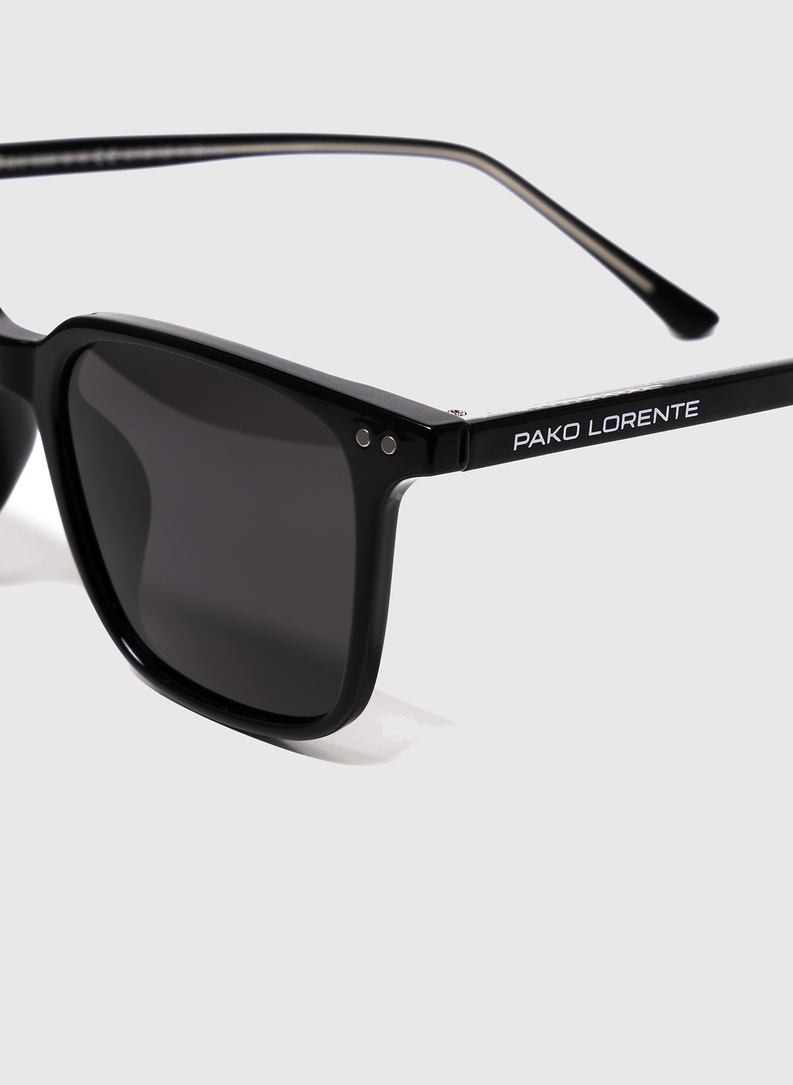 Czarne okulary przeciwsłoneczne