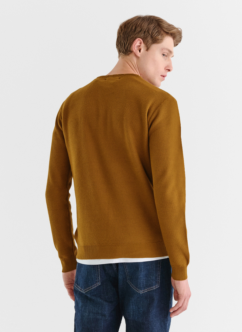 Musztardowy sweter męski z okrągłym dekoltem