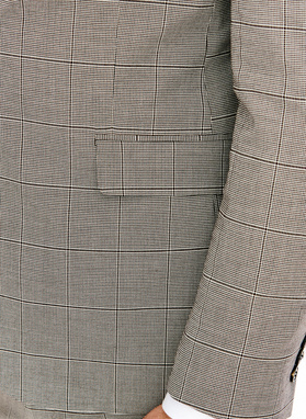 Brązowy garnitur w kratę