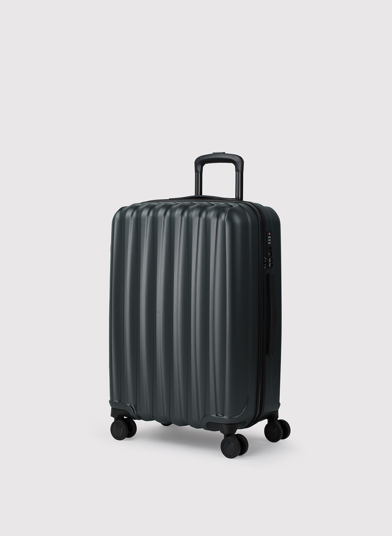 Średnia czarna walizka ze żłobieniami