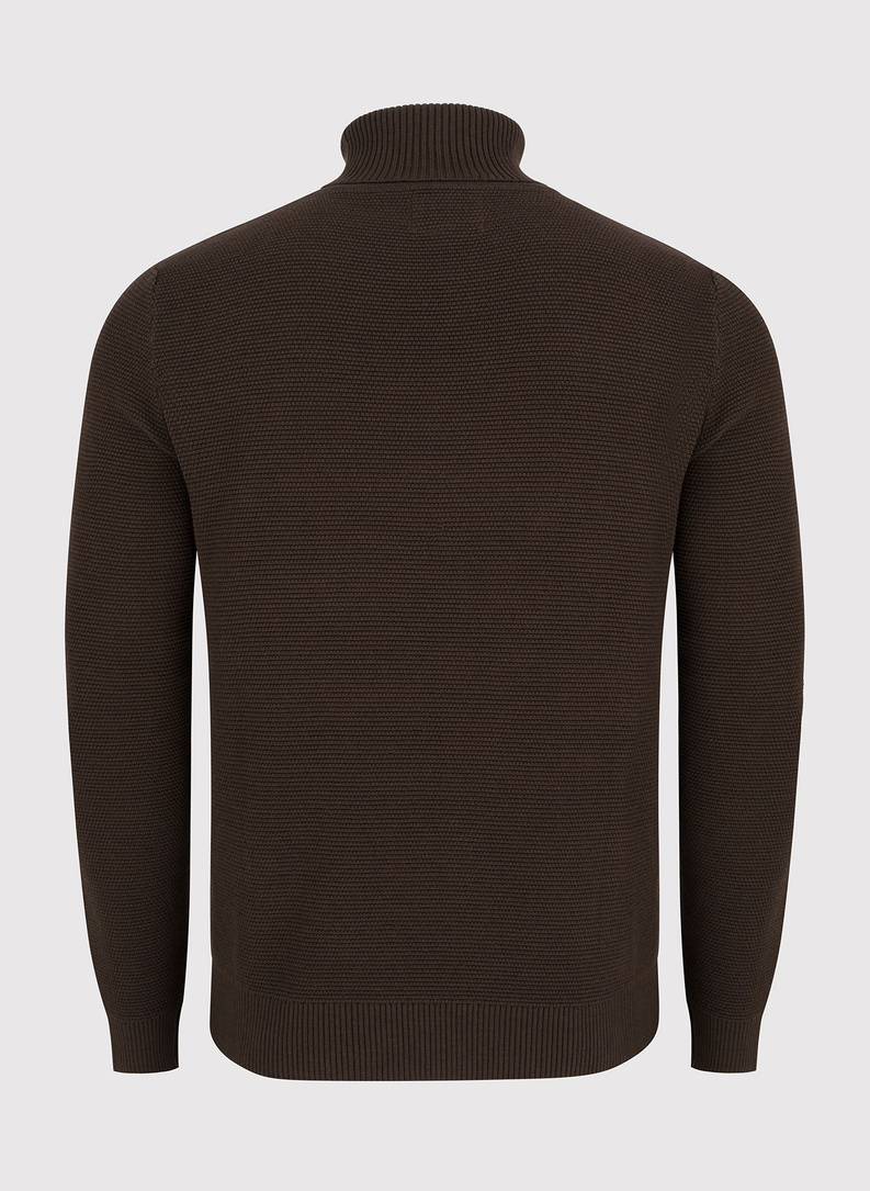 Sweter z golfem w kolorze brązowym