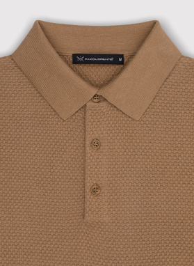 T-shirt polo o ciekawej fakturze w kolorze ciepłego brązu