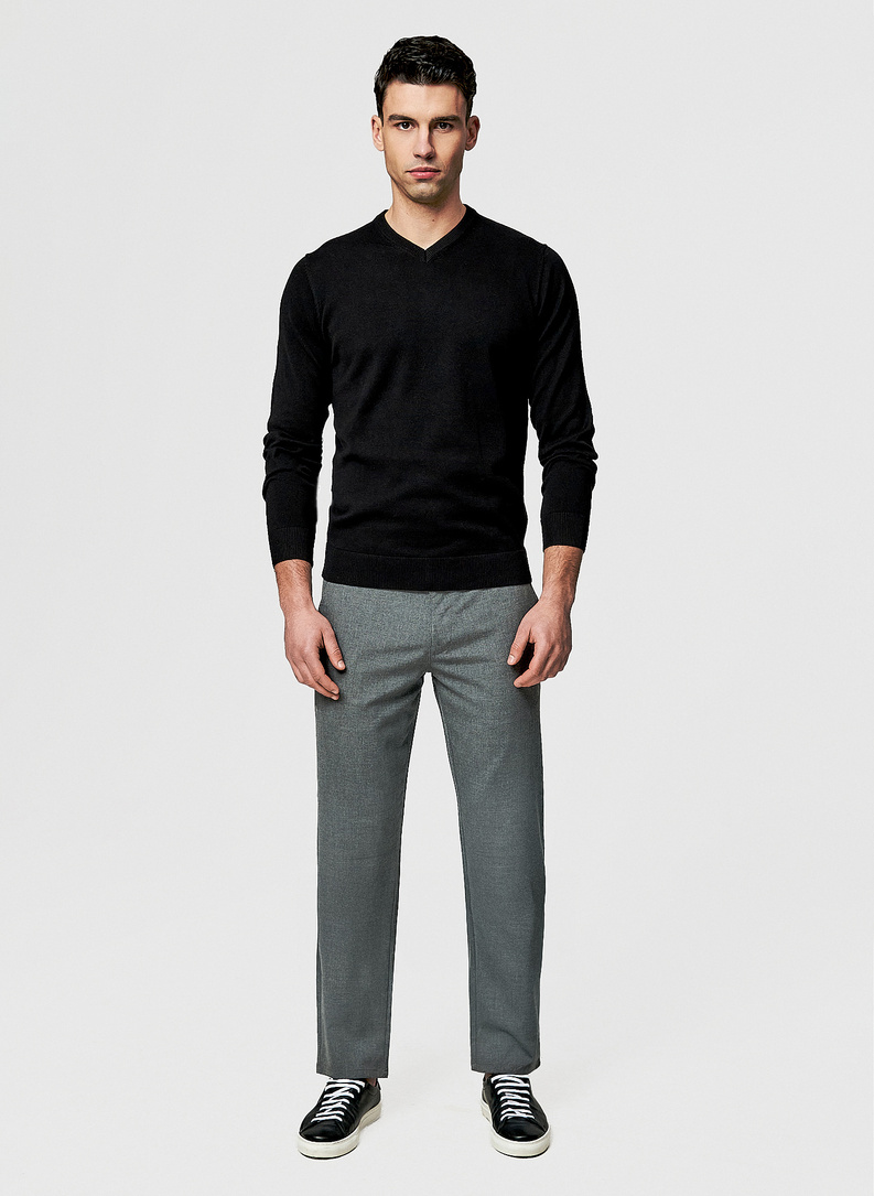 Czarny męski sweter w serek 