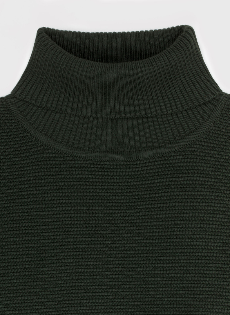 Sweter z golfem w kolorze zielonym