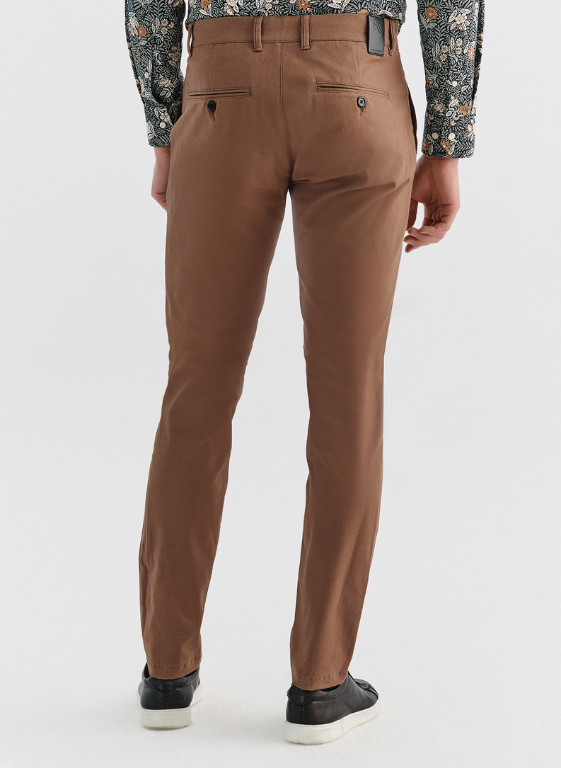 Jasnobrązowe spodnie męskie o kroju Slim Fit