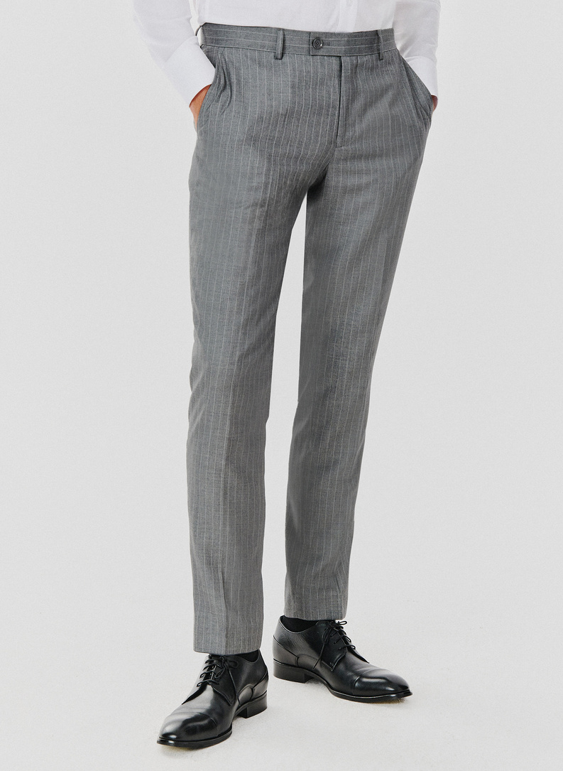 Dwuczęściowy garnitur męski w prążek