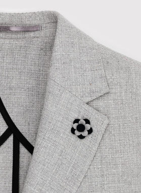 Szara marynarka casualowa o widocznej fakturze