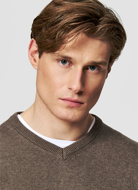 Brązowy męski sweter z dekoltem w serek 