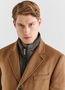 Męski kamelowy płaszcz z wełną