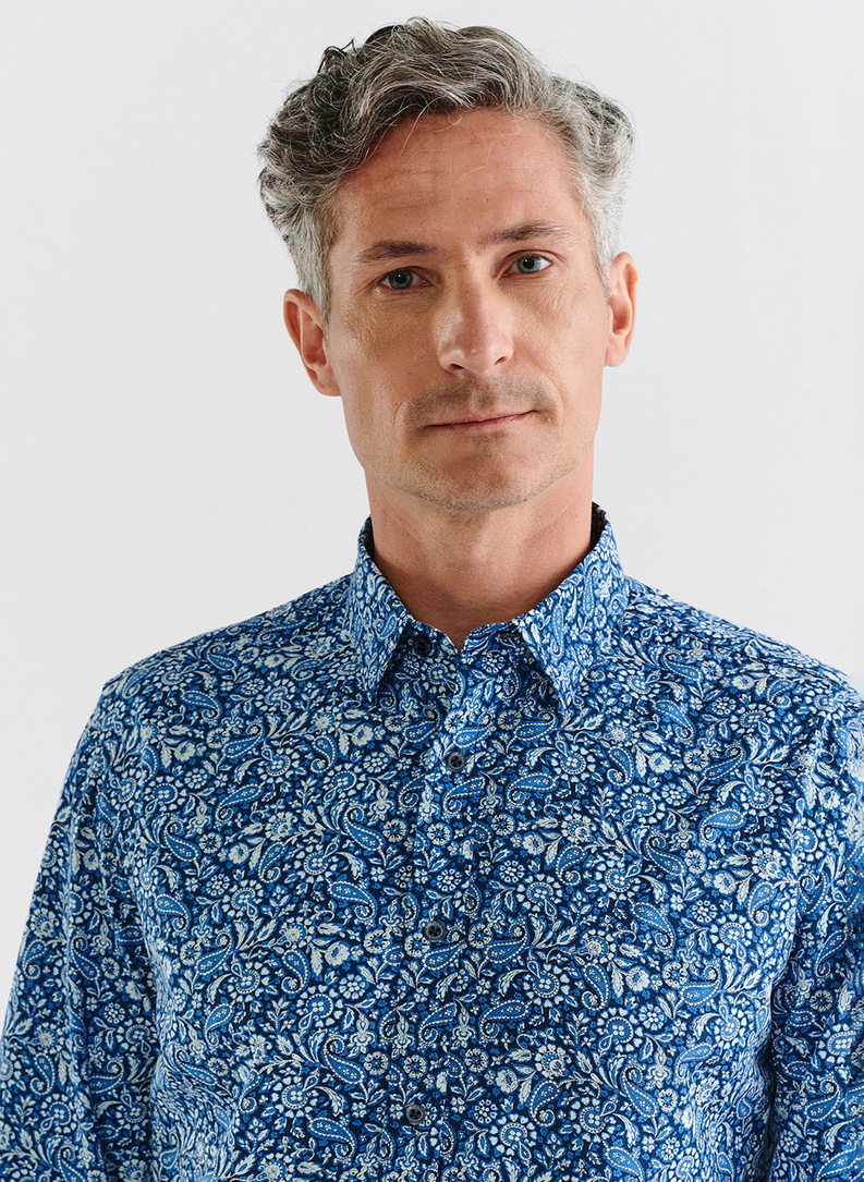 Casualowa niebieska koszula w paisley