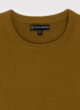 Musztardowy sweter męski z okrągłym dekoltem