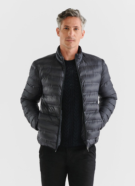 Krótka pikowana kurtka w kolorze czarnym