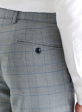 Szary garnitur męski w niebieską kratę