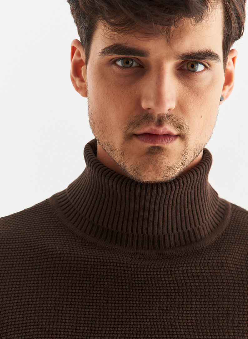 Sweter z golfem w kolorze brązowym