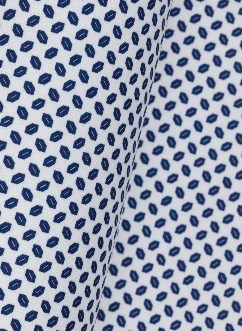 Biała poszetka we wzorki