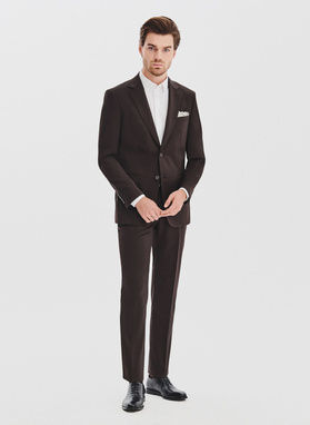 Brązowy garnitur męski