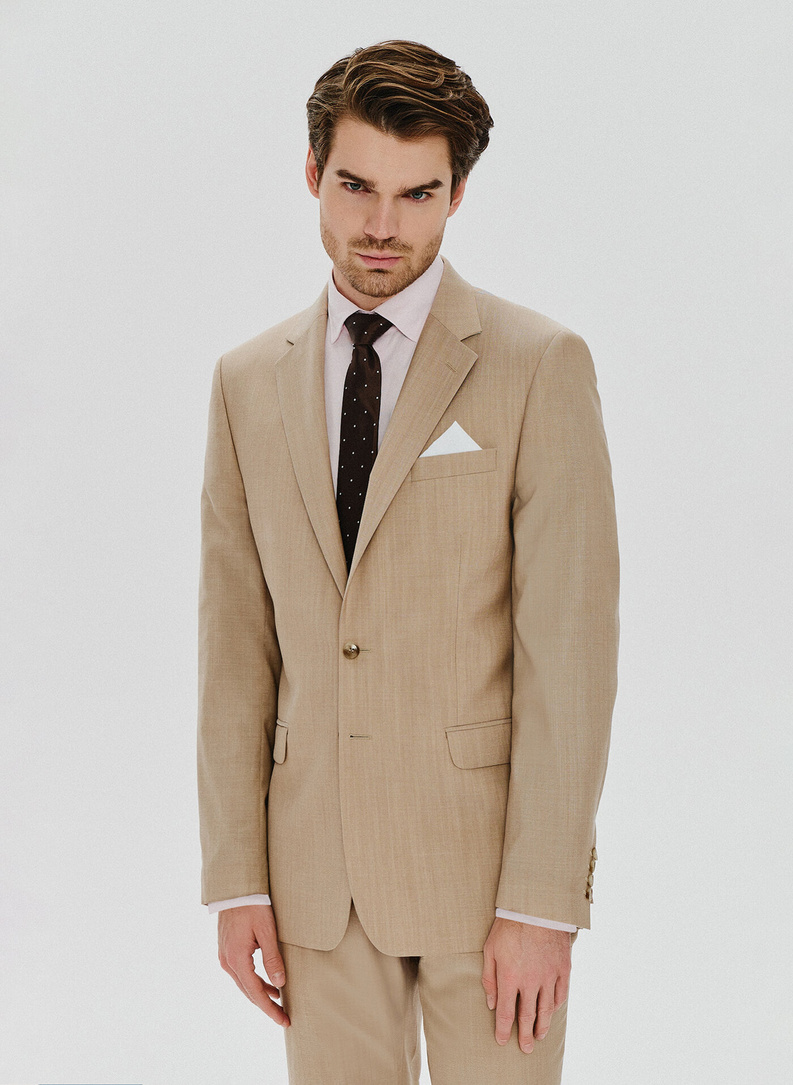 Beżowy wełniany garnitur męski 