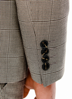 Brązowy garnitur w kratę