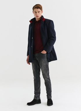 Granatowy płaszcz męski z podwójnym kołnierzem