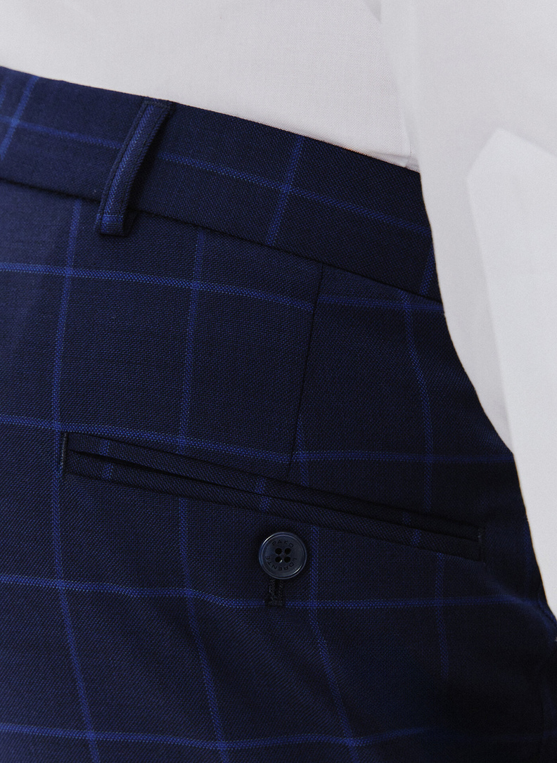 Dwuczęściowy granatowy garnitur męski w niebieską kratę