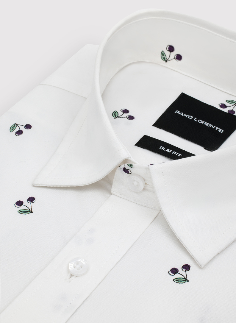 Biała koszula męska w wiśnie