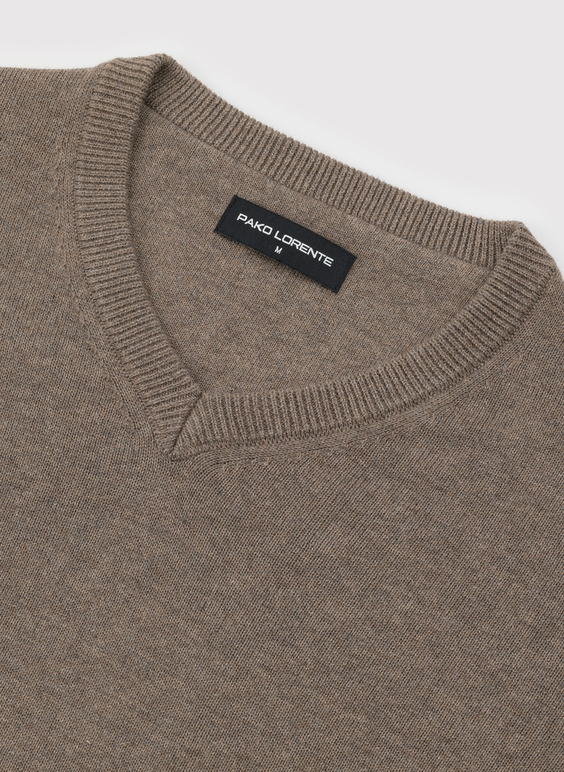 Brązowy męski sweter z dekoltem w serek