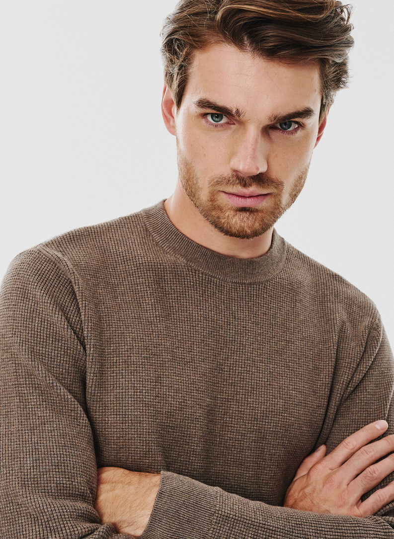 Męski sweter w kolorze brązowym