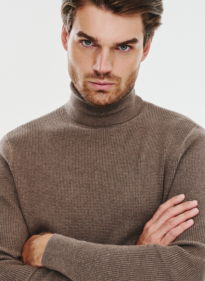 Męski golf w kolorze brązowym